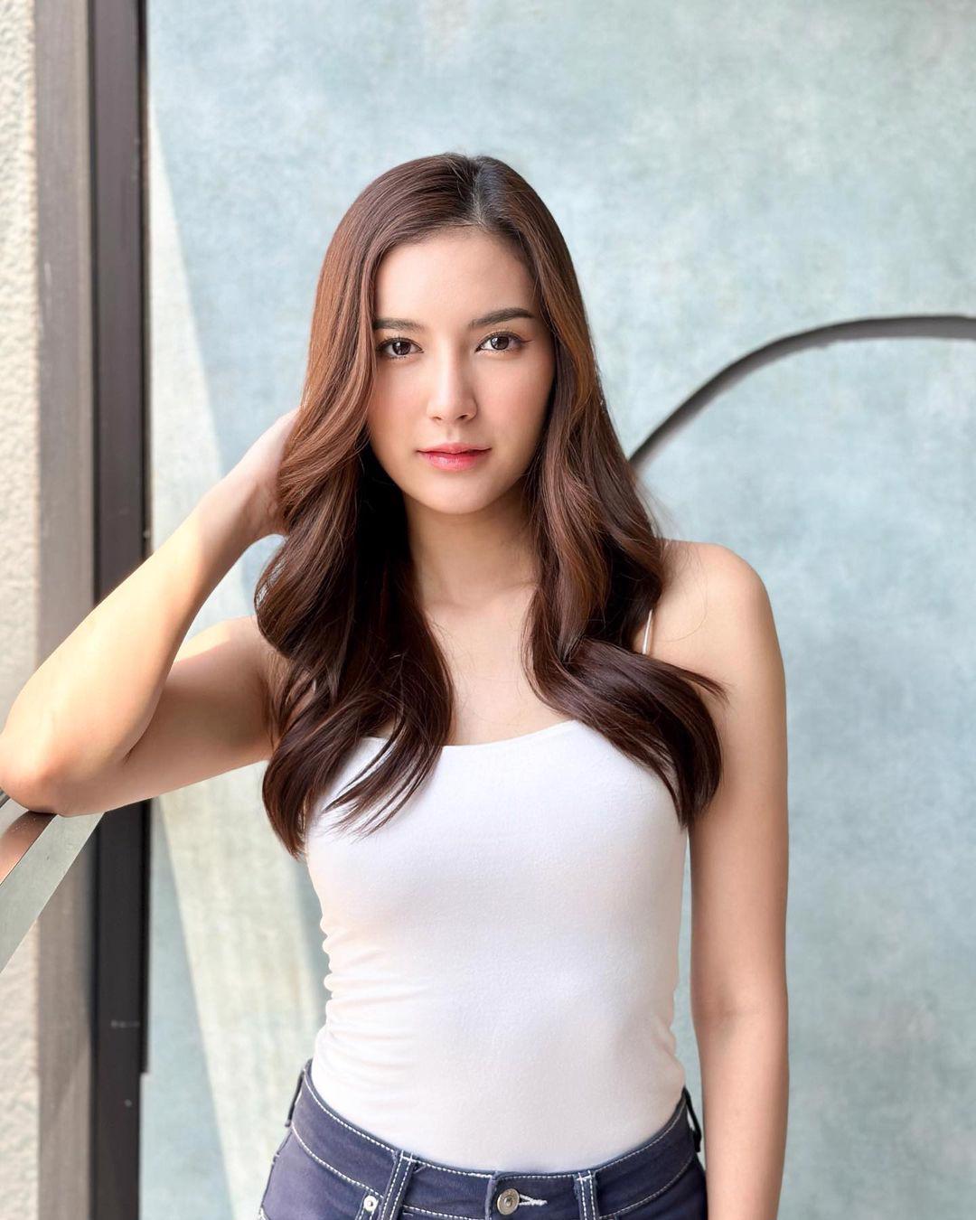 ละคร ทายาทหมายเลข 1 2568 ในโลกธุรกิจที่อำนาจคือสิ่งสูงสุด การจากไปของ ธารา รพีธาดา ผู้เป็นดั่งเสาหลักของอาณาจักรค้าปลีกสยามรพี ไม่ได้นำมาซึ่งความอาลัย หากแต่เป็นเสียงสัญญาณแห่งสงครามชิงบัลลังก์ เมื่อโชคชะตาเล่นตลกกับอุบัติเหตุเครื่องบินตก ลูกชายอย่าง นที ต้องลุกขึ้นสวมเกราะเหล็กเพื่อปกป้องมรดกที่กำลังจะพังทลายลงด้วยน้ำมือของคนในครอบครัว การทรยศของญาติสนิทอย่าง พศิน และ จารึก เป็นเพียงจุดเริ่มต้นของเกมอำนาจที่ไร้ซึ่งความเมตตา ท่ามกลางสมรภูมิที่ศัตรูภายนอกรุมล้อม ความลับดำมืดและความแค้นในอดีตกำลังจะถูกเปิดโปงออกมาพร้อมกับชัยชนะของผู้ที่แข็งแกร่งที่สุดเท่านั้น 24 243913043901315