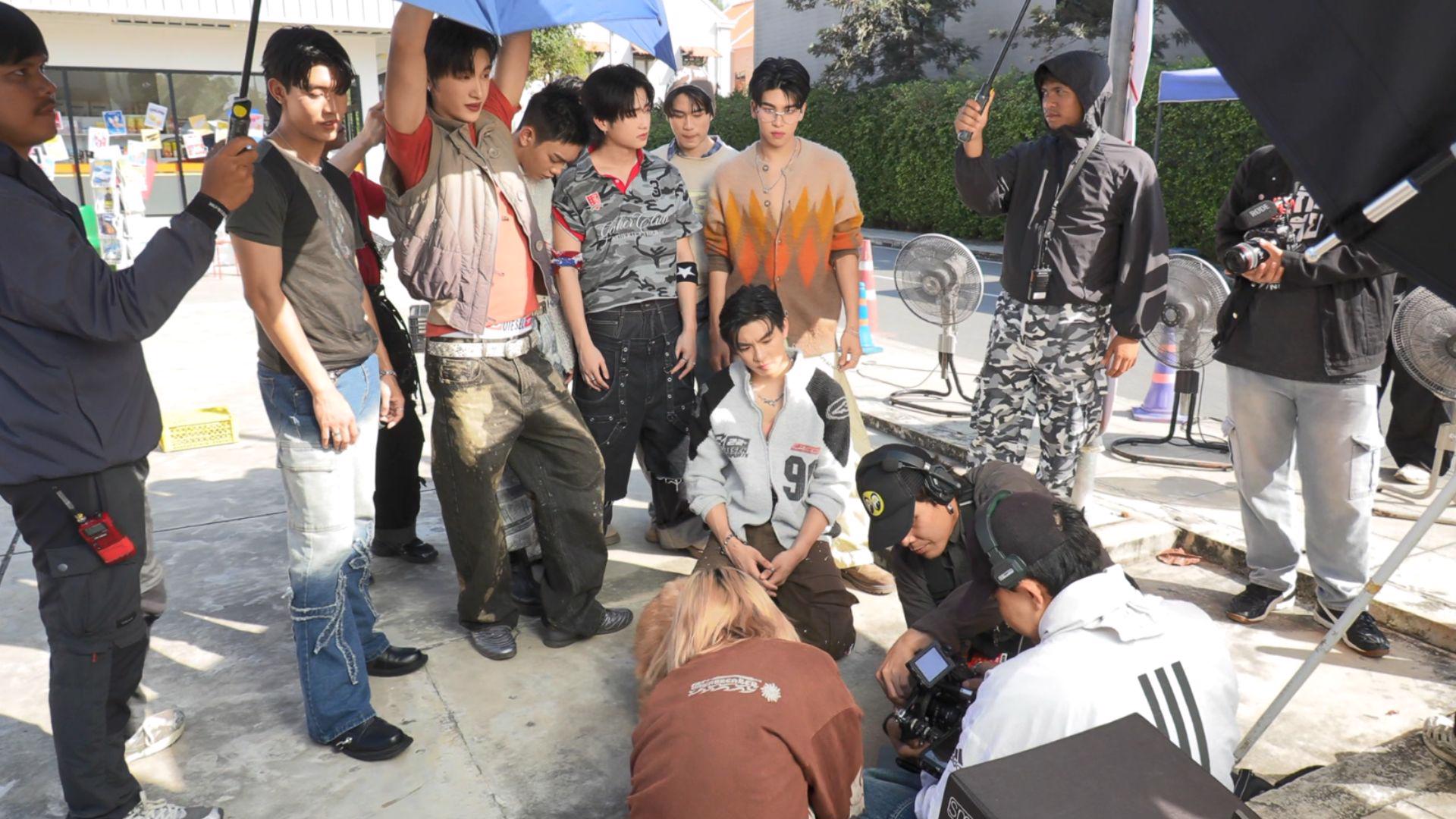 Melted Eight เบื้องหลัง MV “เหลวเป๋ว (MELTED)” 8 หนุ่ม iZ ทุ่มสุดตัวแดนซ์แบบ Non ...