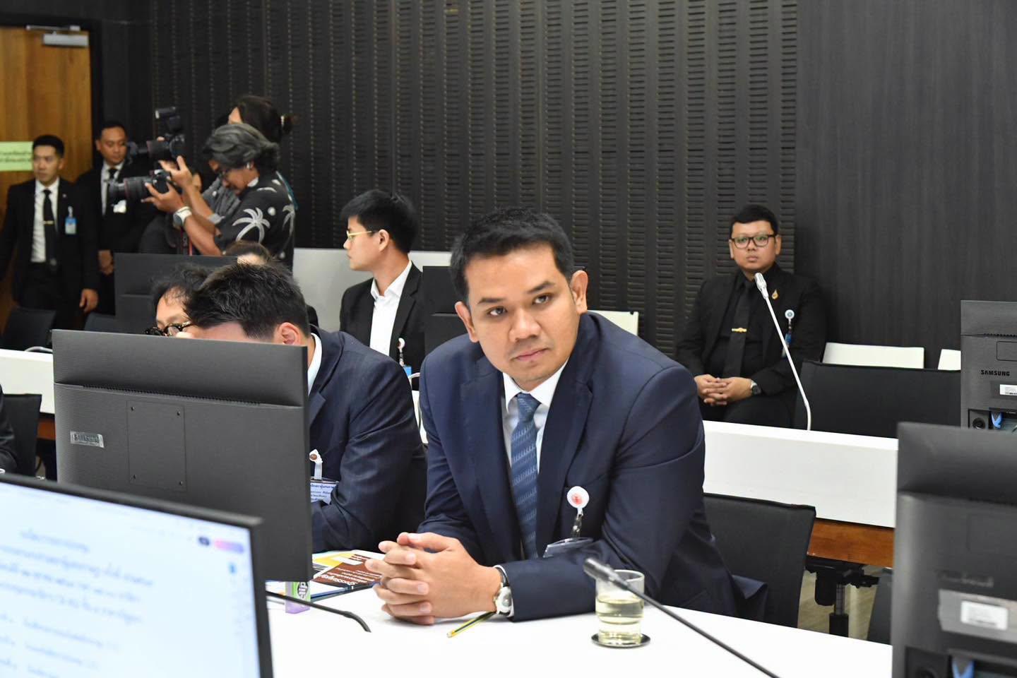 ฝ่ายค้านวอล์กเอาต์วิป 3 ฝ่ายรอบ 2 รัฐบาลให้ 4 วัน ฝ่ายค้านขอ 5 วัน ซักฟอกยังไม่ลงตัว